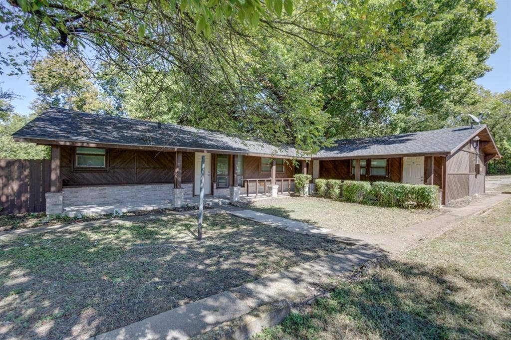 105 Barrows Lane, DeSoto, TX 75115 105 Barrows Lane, DeSoto, TX 75115