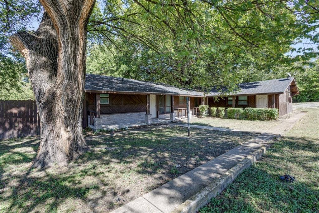 105 Barrows Lane, DeSoto, TX 75115 105 Barrows Lane, DeSoto, TX 75115