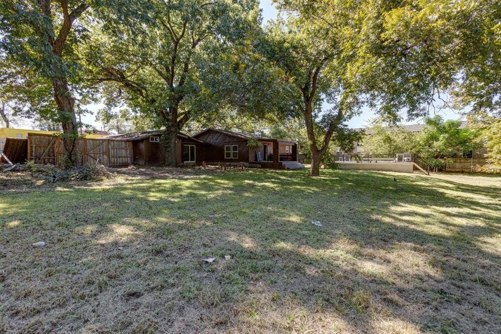 105 Barrows Lane, DeSoto, TX 75115 105 Barrows Lane, DeSoto, TX 75115