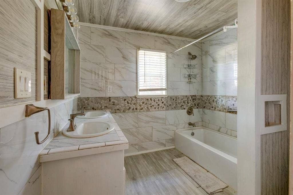 105 Barrows Lane, DeSoto, TX 75115 105 Barrows Lane, DeSoto, TX 75115