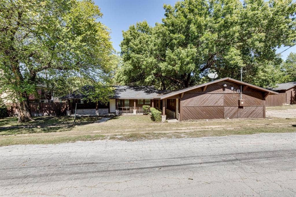 105 Barrows Lane, DeSoto, TX 75115 105 Barrows Lane, DeSoto, TX 75115