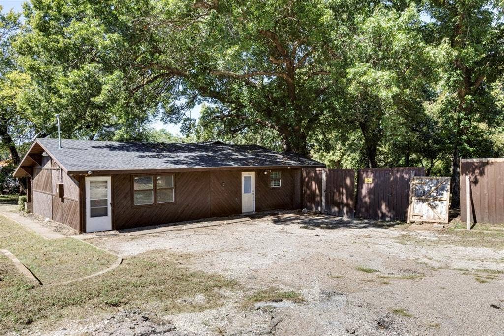 105 Barrows Lane, DeSoto, TX 75115 105 Barrows Lane, DeSoto, TX 75115