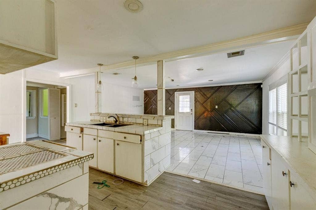 105 Barrows Lane, DeSoto, TX 75115 105 Barrows Lane, DeSoto, TX 75115