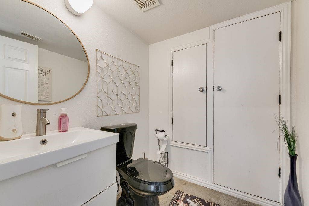 White vanity with an integrated sink and a single-handle faucet