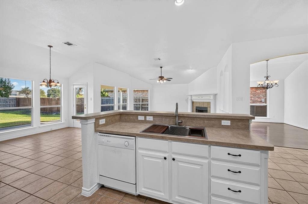 1311 Crest Glen Drive, Arlington, TX 76002