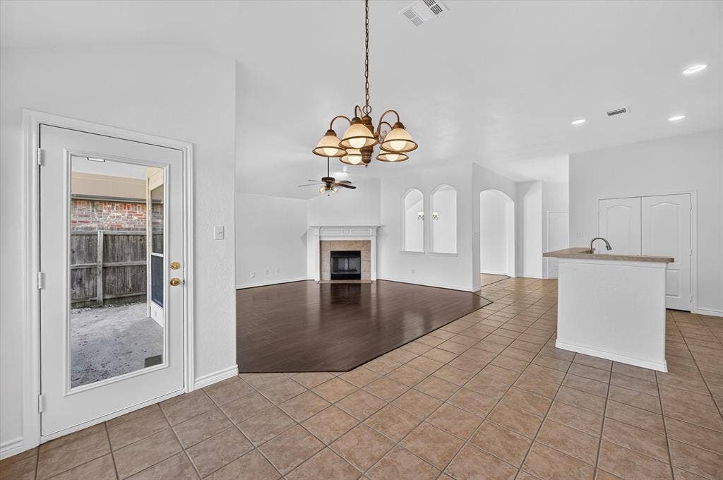 1311 Crest Glen Drive, Arlington, TX 76002