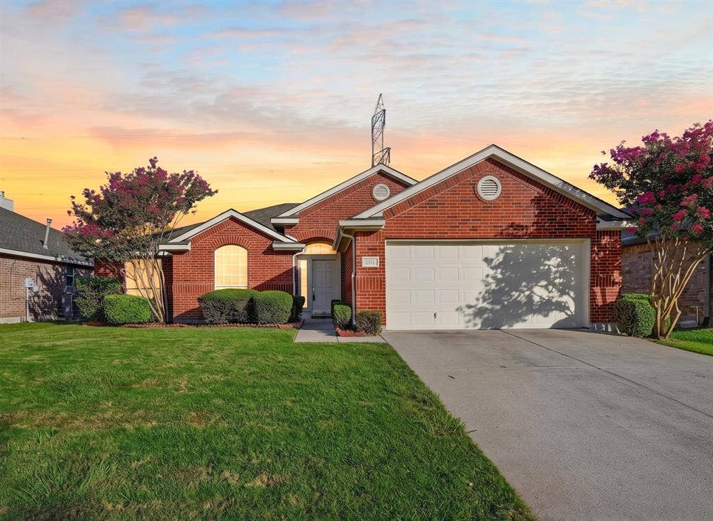 1311 Crest Glen Drive, Arlington, TX 76002