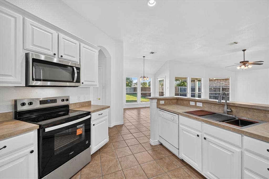 1311 Crest Glen Drive, Arlington, TX 76002