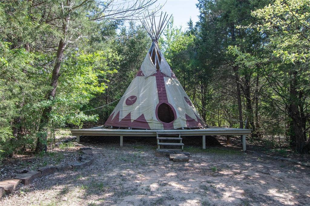 445 Sun Valley, Mabank, TX 75147 Tipi