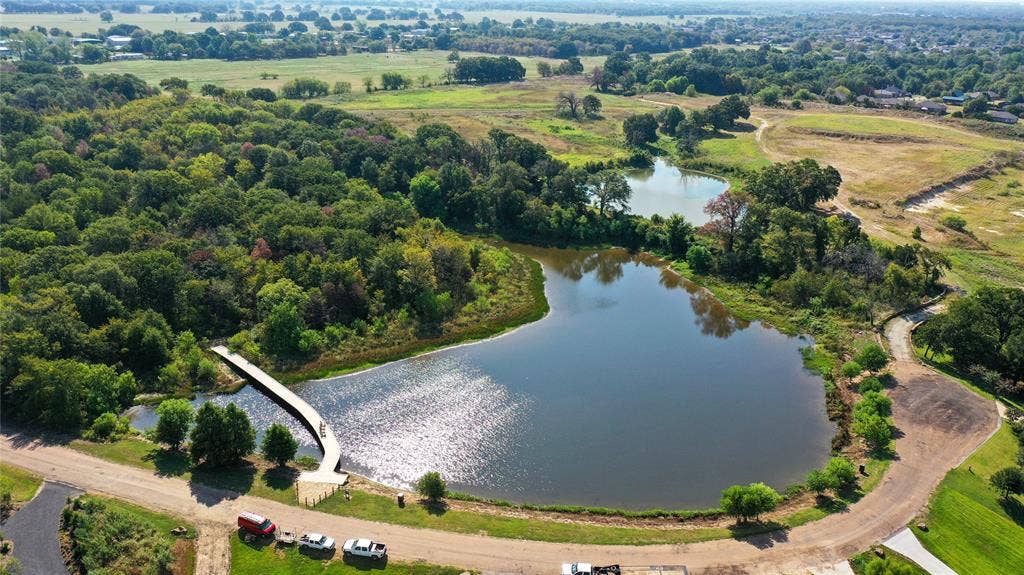 445 Sun Valley, Mabank, TX 75147 Enjoy walking, biking and horse trails, tranquil fishing lakes and a peaceful retreat from the city.