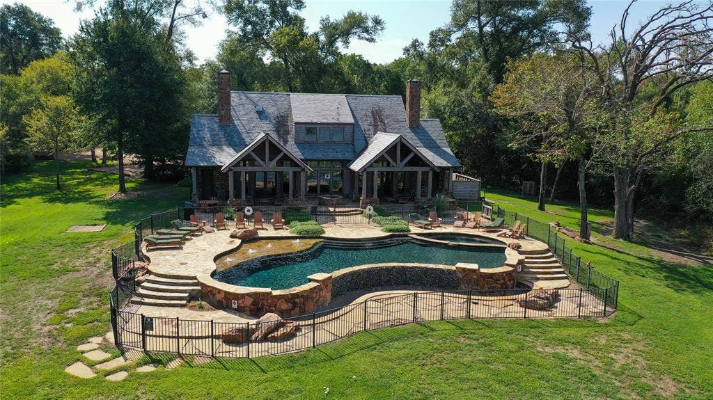 445 Sun Valley, Mabank, TX 75147 505 Ranch clubhouse and pool