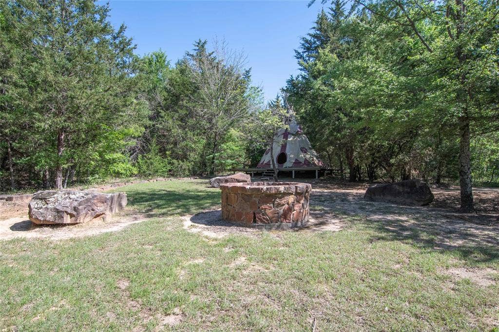 445 Sun Valley, Mabank, TX 75147 Tipi & Fire Pit