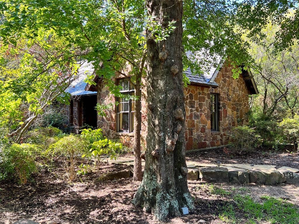 445 Sun Valley, Mabank, TX 75147 505 Ranch offers 2 guest cottages for residents or their friends and family while visiting.