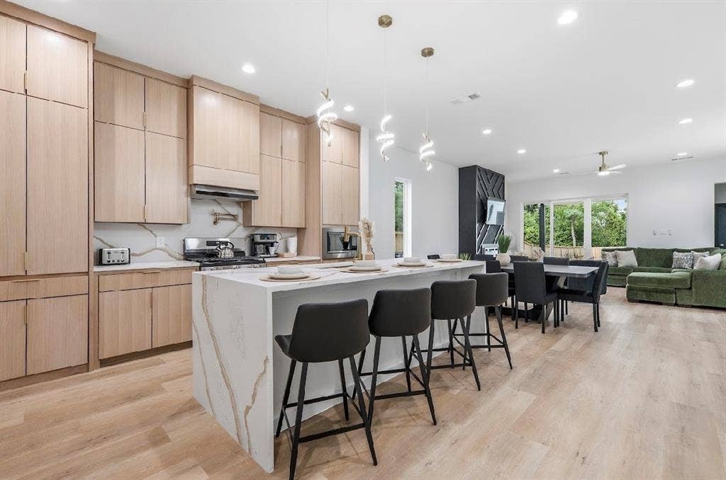 600 N Cliff Street, Dallas, TX 75203 600 N Cliff Street, Dallas, TX 75203