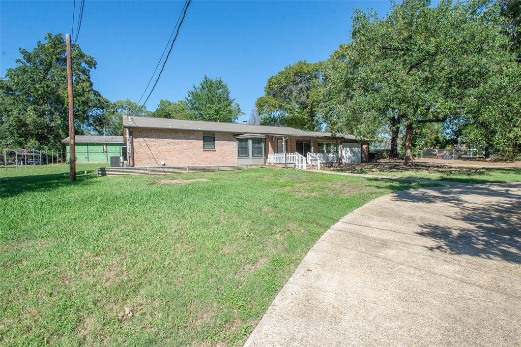 210 Lake Front Drive, Mabank, TX 75156