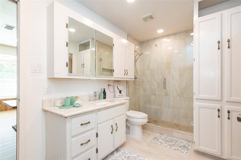 210 Lake Front Drive, Mabank, TX 75156