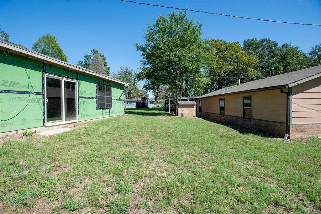 210 Lake Front Drive, Mabank, TX 75156