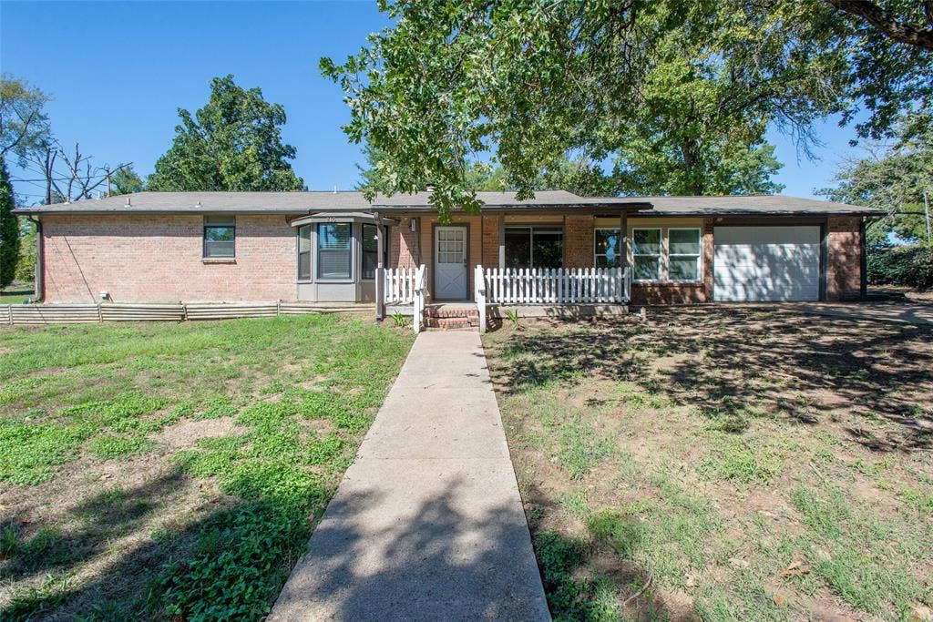 210 Lake Front Drive, Mabank, TX 75156