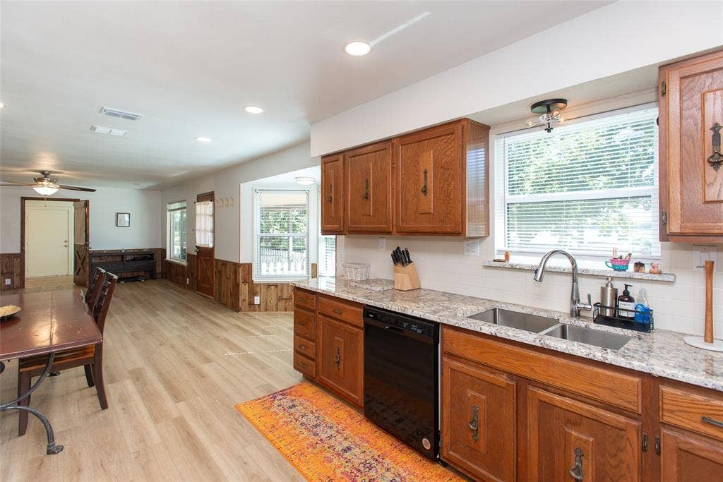 210 Lake Front Drive, Mabank, TX 75156