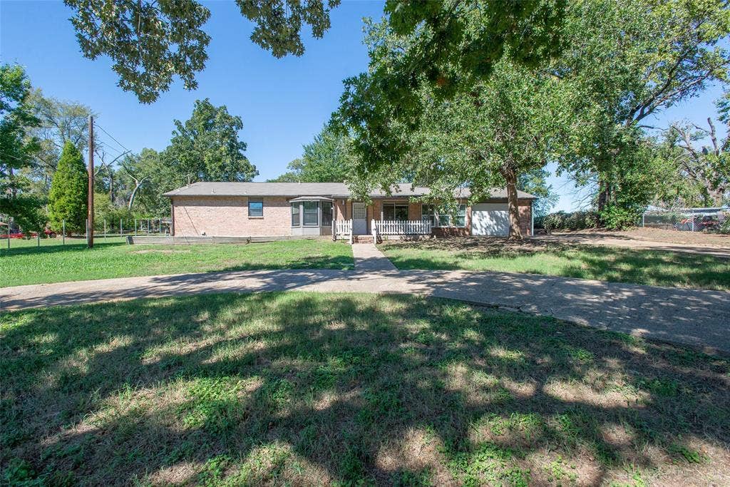 210 Lake Front Drive, Mabank, TX 75156