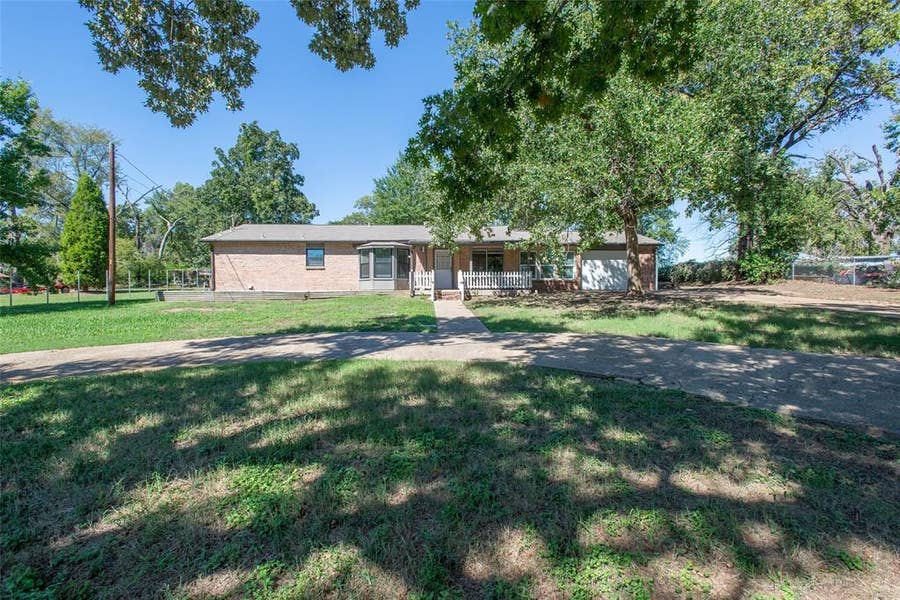 Property photo for 210 Lake Front Drive, Mabank, TX