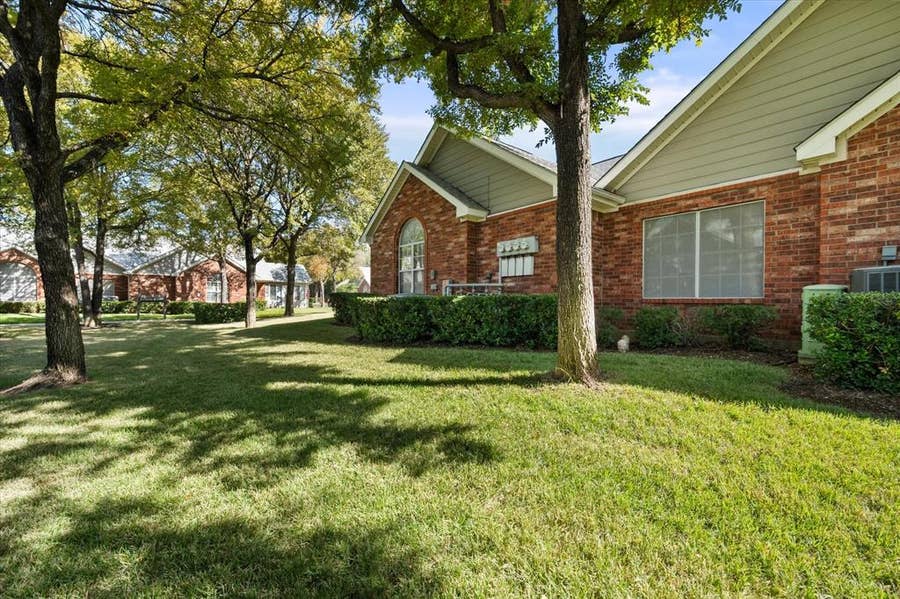 Property photo for 924 Bridges Drive, Arlington, TX