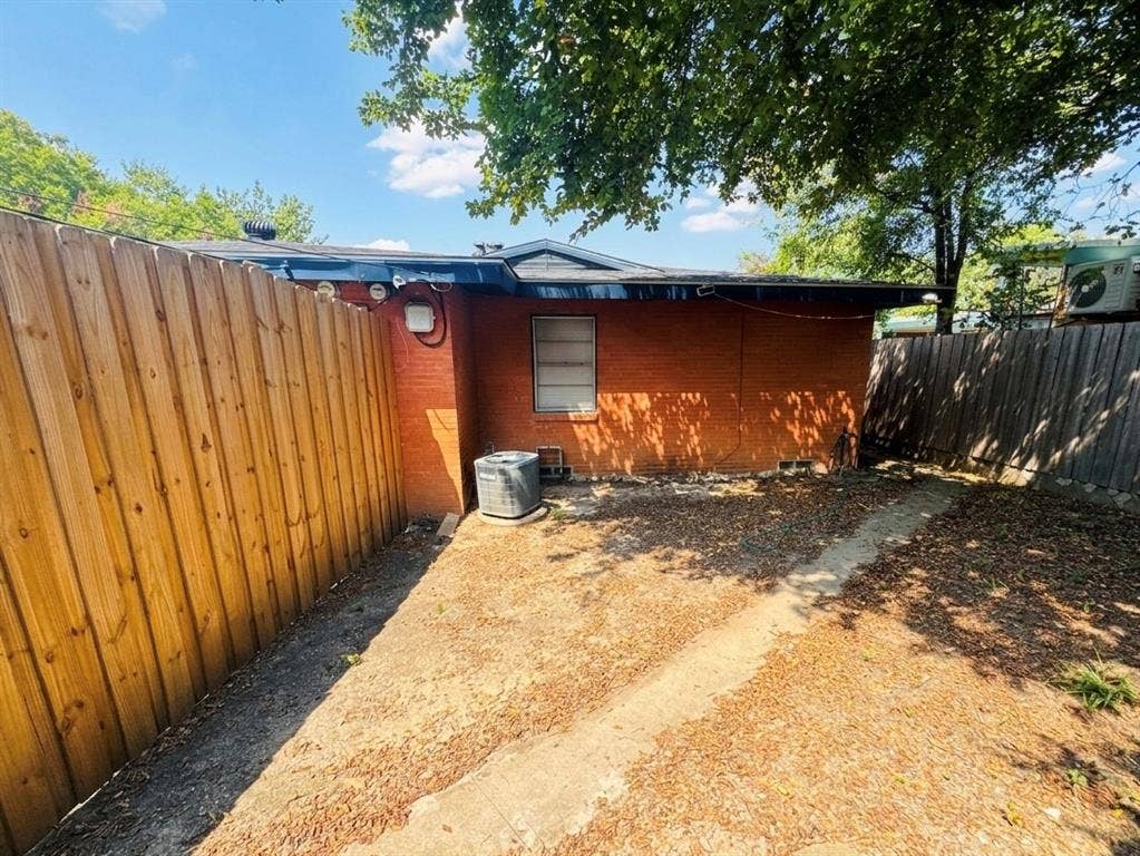 2732 W Jefferson Boulevard, Dallas, TX 75211 2732 W Jefferson Boulevard, Dallas, TX 75211