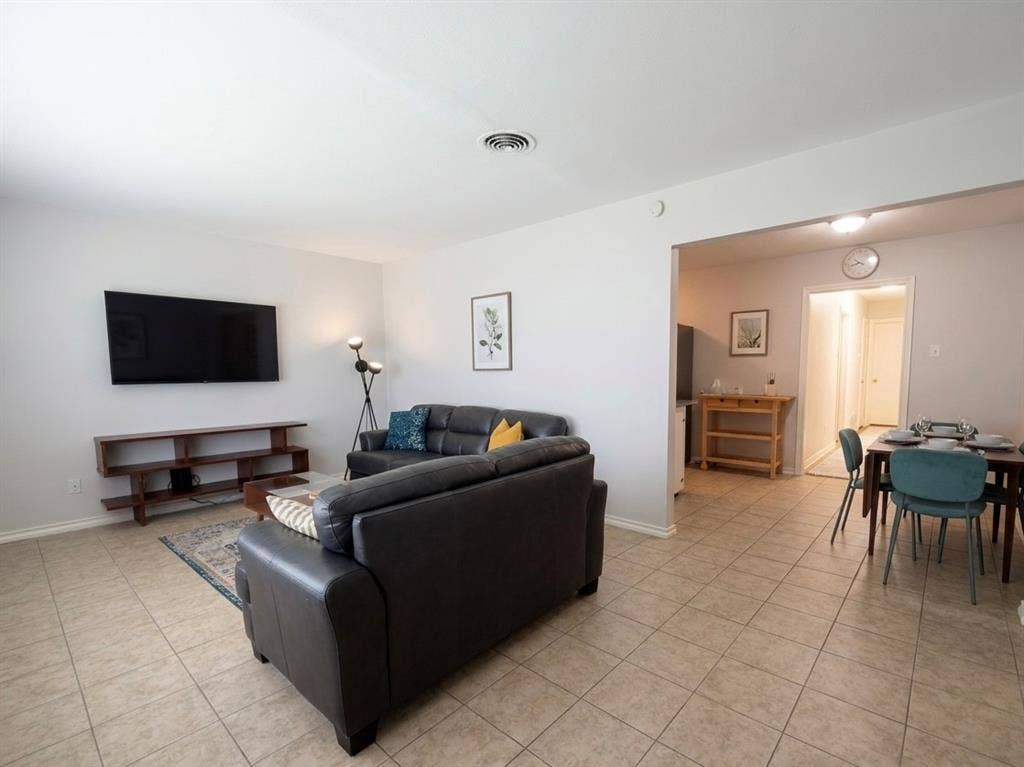 2732 W Jefferson Boulevard, Dallas, TX 75211 2732 W Jefferson Boulevard, Dallas, TX 75211