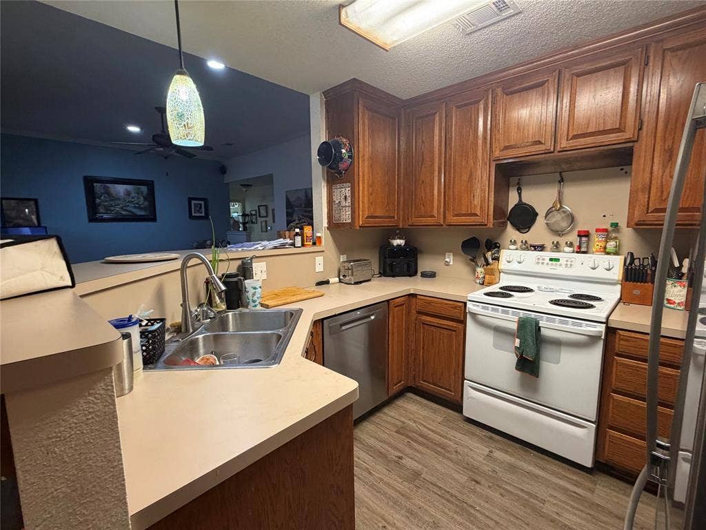 613 Sapphire Boulevard, Hewitt, TX 76643 613 Sapphire Boulevard, Hewitt, TX 76643