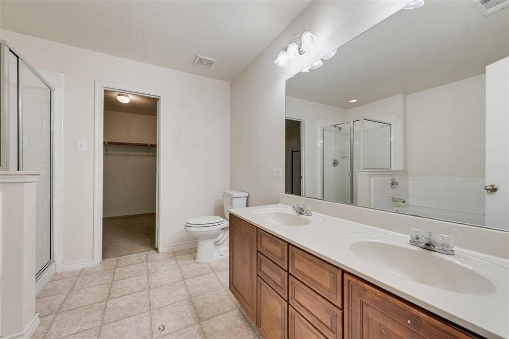 3506 Ridge Elm Drive, Dallas, TX 75227 Master Bath on 2nd Floor