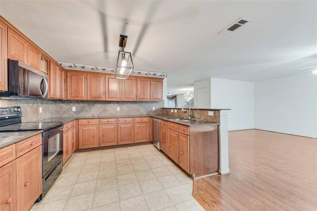 3506 Ridge Elm Drive, Dallas, TX 75227 Kitchen connects to Family Room