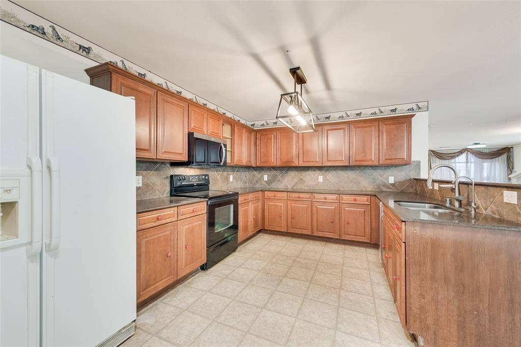 3506 Ridge Elm Drive, Dallas, TX 75227 Custom Lighting and Breakfast Bar