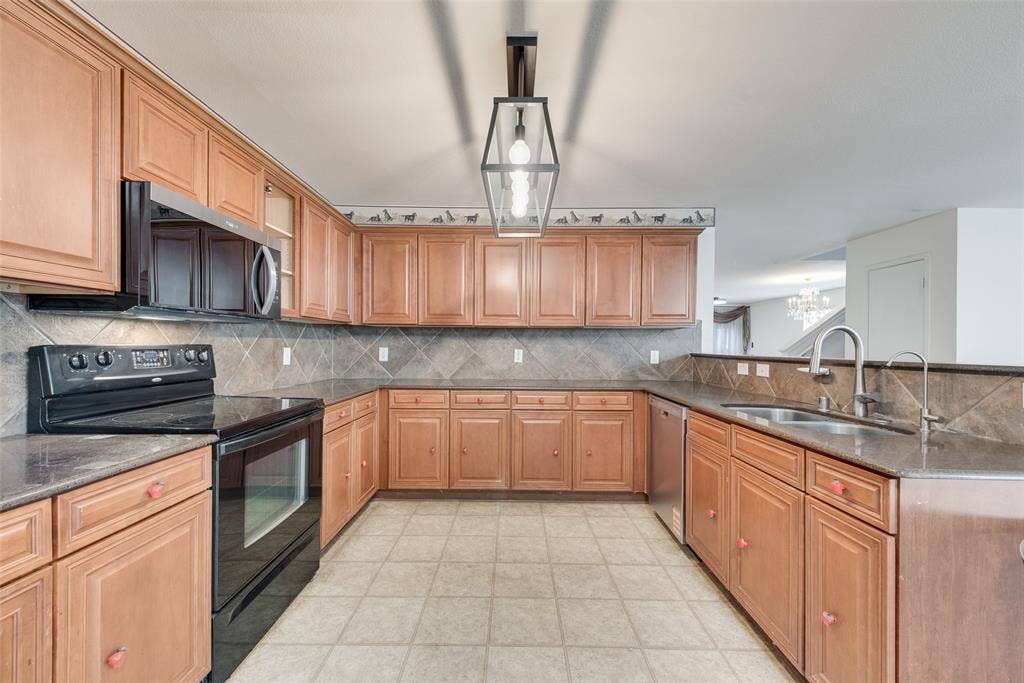 3506 Ridge Elm Drive, Dallas, TX 75227 Custom Lighting and Breakfast Bar