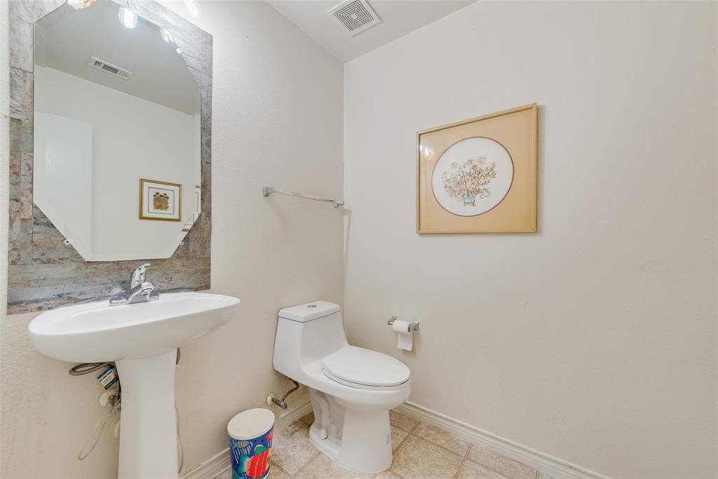 3506 Ridge Elm Drive, Dallas, TX 75227 Half Bath on 1st Floor