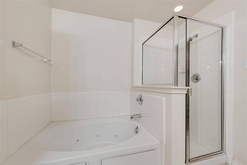 3506 Ridge Elm Drive, Dallas, TX 75227 Master Bath on 2nd Floor