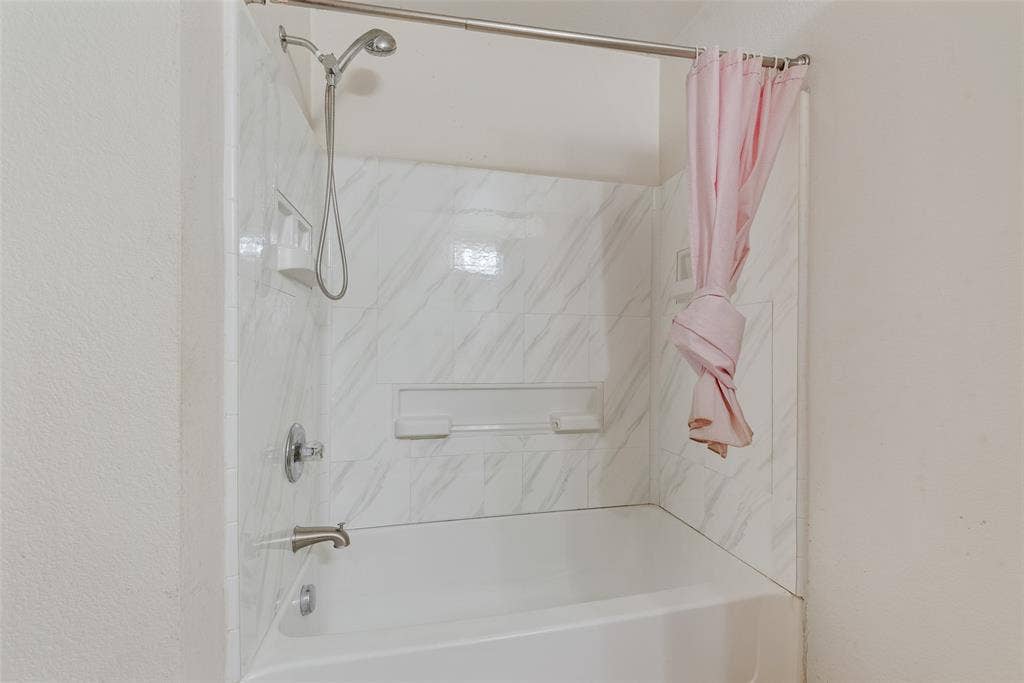 3506 Ridge Elm Drive, Dallas, TX 75227 Split Master Bath on 1st Floor