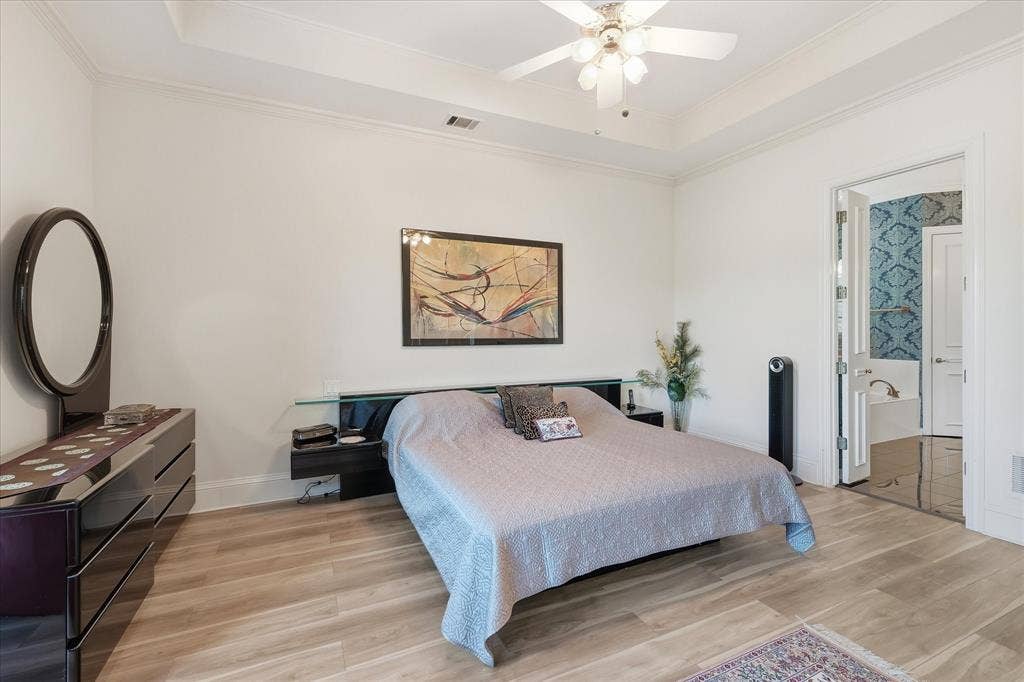 2122 Clearspring Drive N, Irving, TX 75063 Primary suite