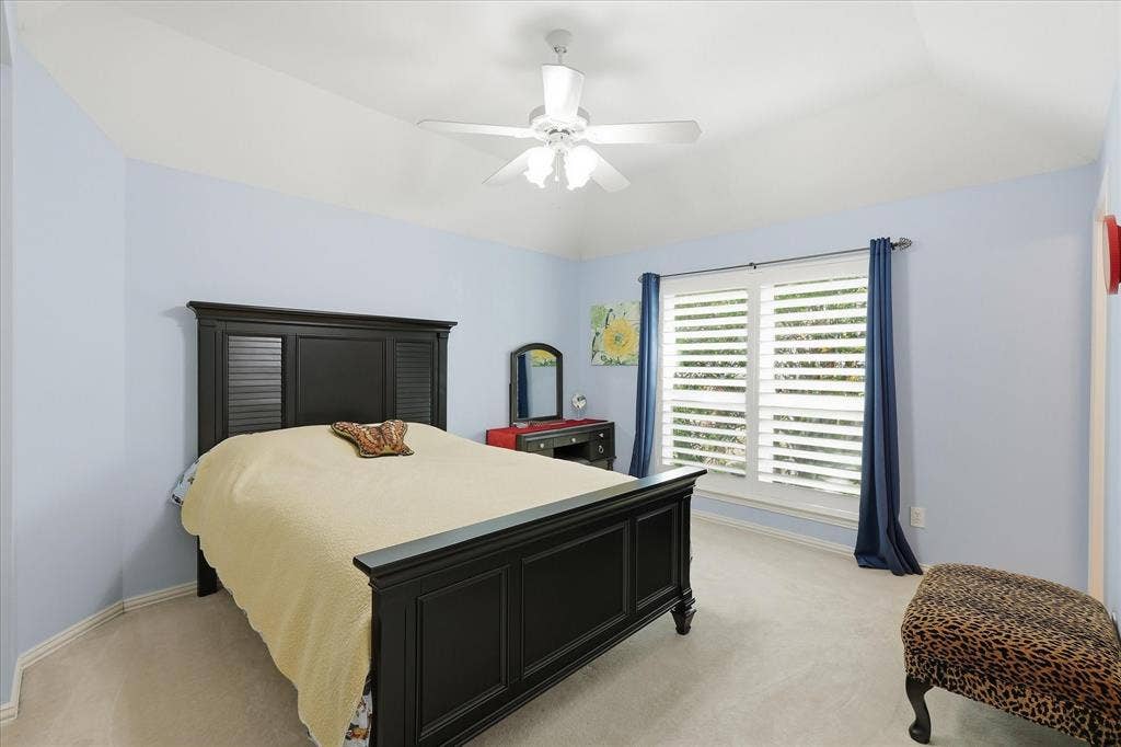 2122 Clearspring Drive N, Irving, TX 75063 4 spacious secondary bedrooms upstairs