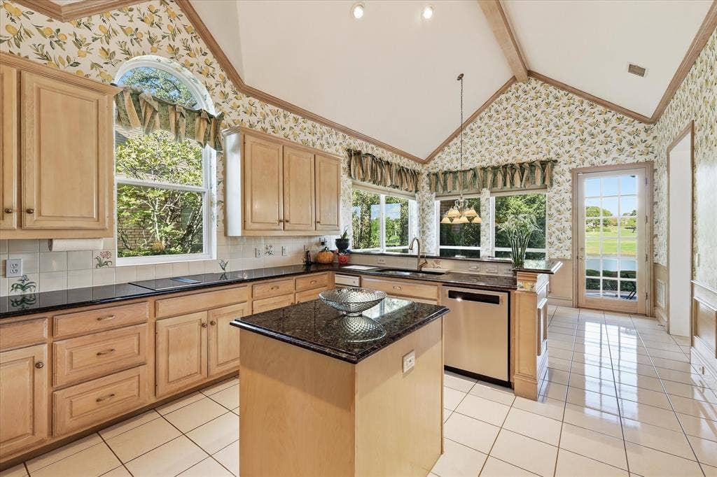 2122 Clearspring Drive N, Irving, TX 75063 Spacious kitchen with island & granite countertops