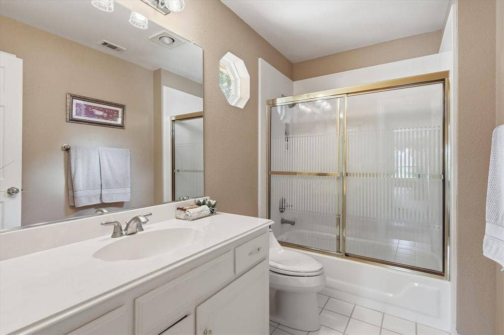 2122 Clearspring Drive N, Irving, TX 75063 2nd full bath upstairs