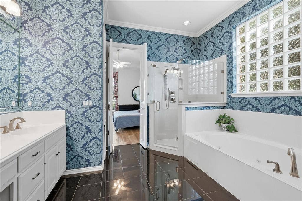 2122 Clearspring Drive N, Irving, TX 75063 Jetted tub & separate shower