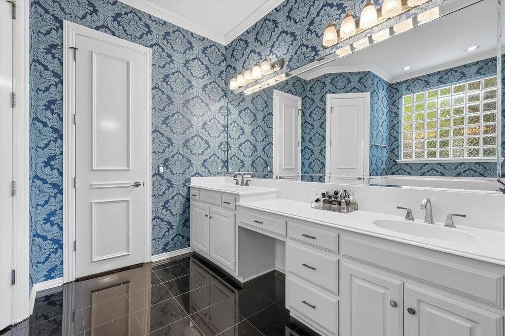 2122 Clearspring Drive N, Irving, TX 75063 Primary ensuite with dual sinks & gorgeous European wallpaper