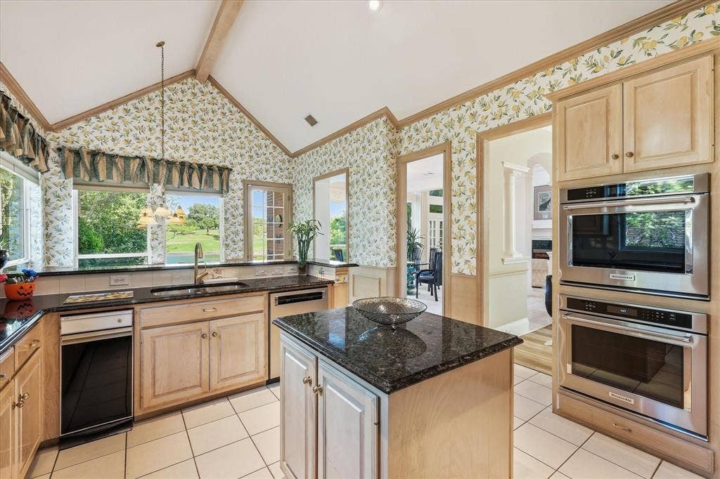 2122 Clearspring Drive N, Irving, TX 75063 Stainless steel appliances