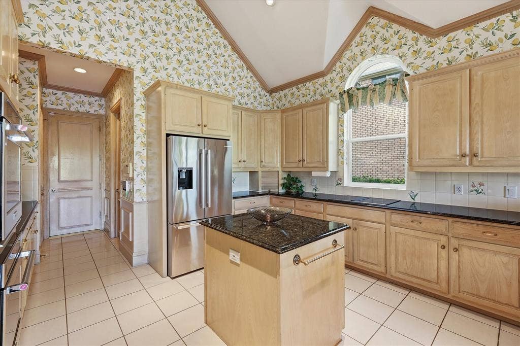 2122 Clearspring Drive N, Irving, TX 75063 An abundance of wood cabinetry!
