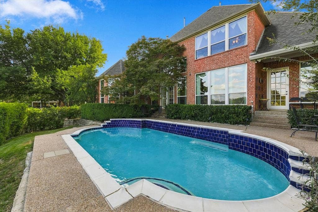 2122 Clearspring Drive N, Irving, TX 75063 Sparkling play pool with water features