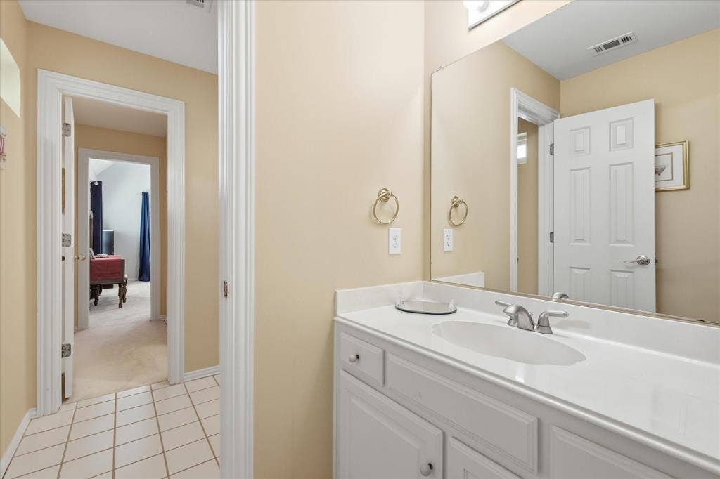 2122 Clearspring Drive N, Irving, TX 75063 Jack & Jill bathroom connects 2 of the upstairs bedrooms