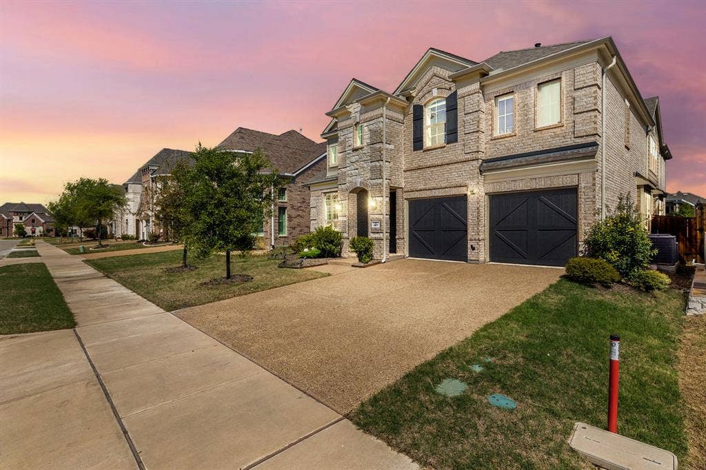 Gorgeous West Facing home with easy access to Hwy 121