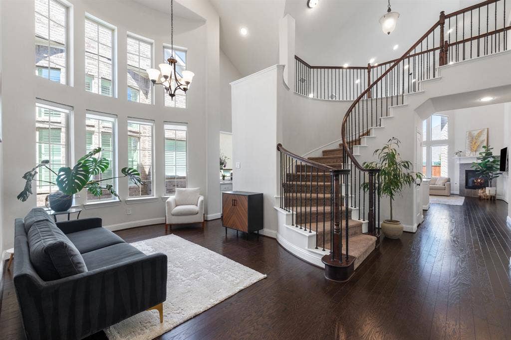 Welcome to 4827 Saguaro Ridge, with its stunning entry and soaring ceilings!