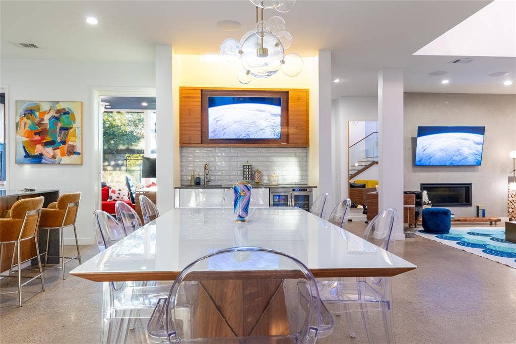 2010 Mcmillan Avenue, Dallas, TX 75206 The dining area is surrounded by style and great views.