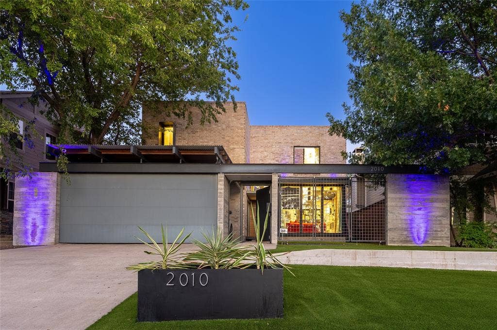 2010 Mcmillan Avenue, Dallas, TX 75206 Custom built home located walking distance to lower Greenville and the new $120 million Henderson Ave. development. Live, Work, Play.